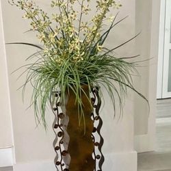 25” Bronze flower vase, beautiful Detail
