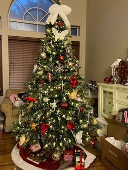 Like new 7.5 Sparkling Amelia artifical Christmas tree