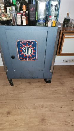 Sun Equipment Rolling Cabinet