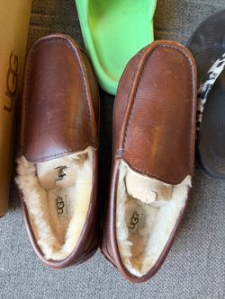Size 9 MENS UGG Australia Leather Moccasin Slippers