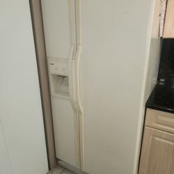 Side By Side Fridge With Water And Ice Dispenser 