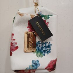 New With Tags Bebe Melissa Floral Boxy Wristlet With Inside Zipper Pocket 