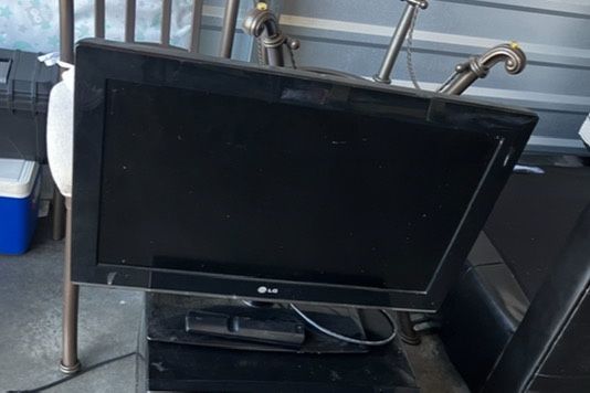 22 Inch Lg Tv With Remote Free With $100 + Purchase for Sale in Las ...
