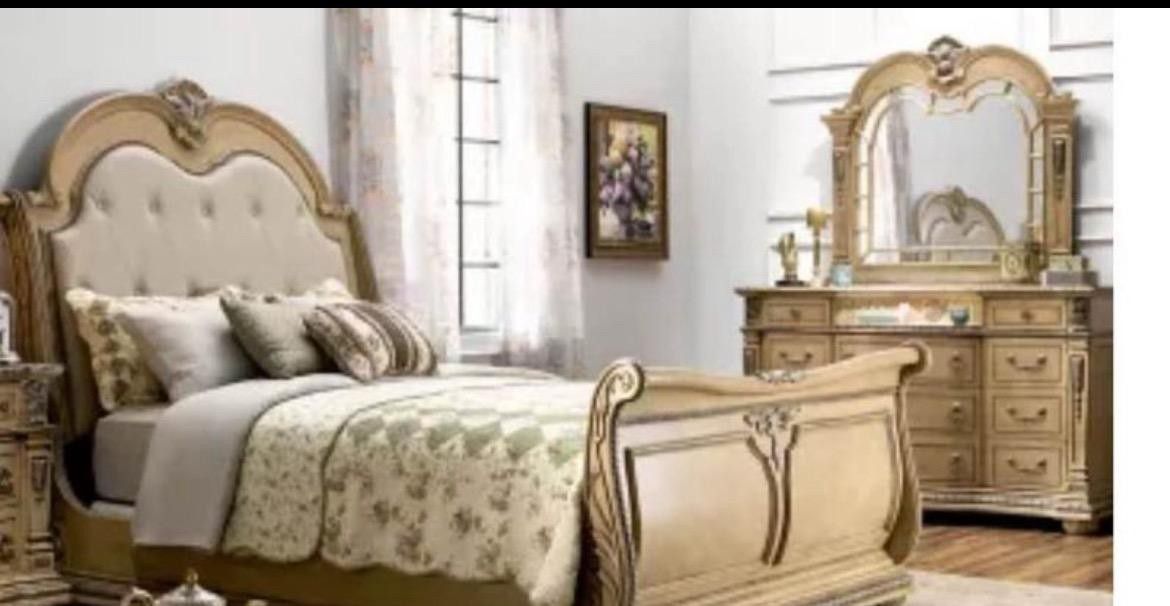 Queen Traditional Bedroom Set.  $1800