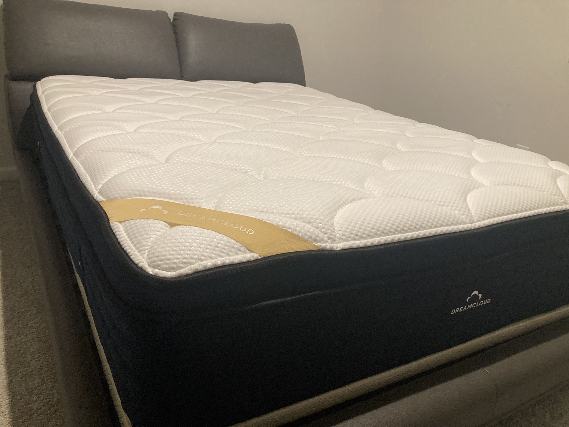 The DreamCloud Premier Rest, Queen, Like New, Perfect Condition