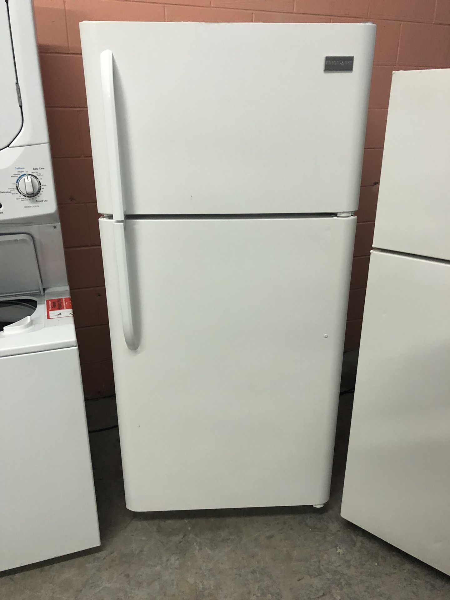 White 18 Cubic Foot Refrigerator