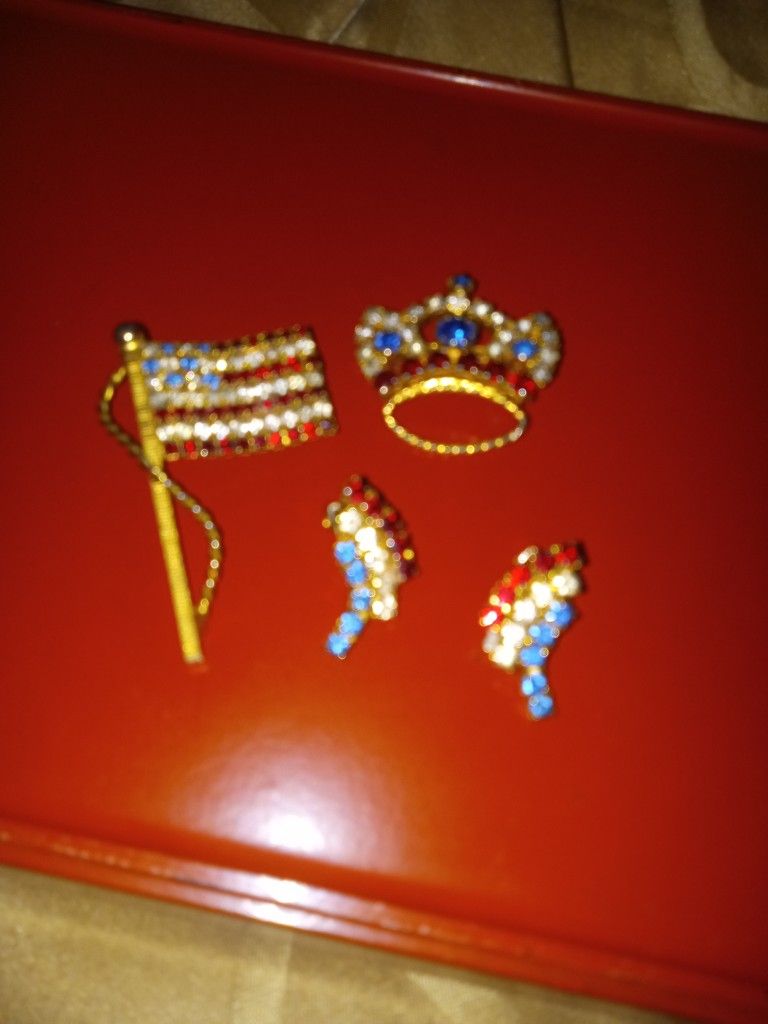 Vintage Patriotic Jewelry Selling Together