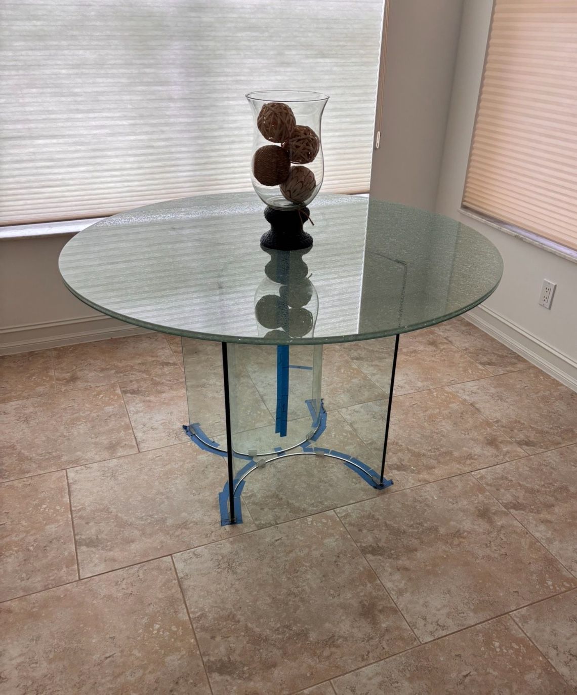 Crackled Glass 48” Round Table