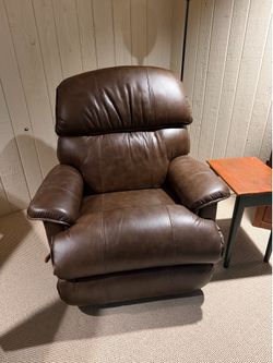 Leather recliner in excellent condition