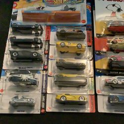 16 Hot Wheels  3 Peanuts, 1 DC, 2 Lamborghini, 2 Ferrari, 2 Formula 1, 1 Jaguar, 1 Dodge, 1 Shelby, 1 Kitt, 1 Pass N’Go, 1 Disney