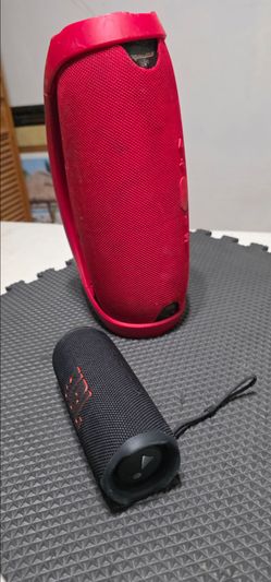 2 Bluetooth speakers