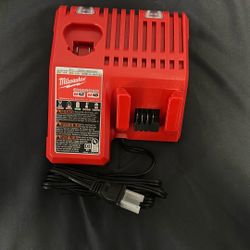Milwakee Charger M12 M18