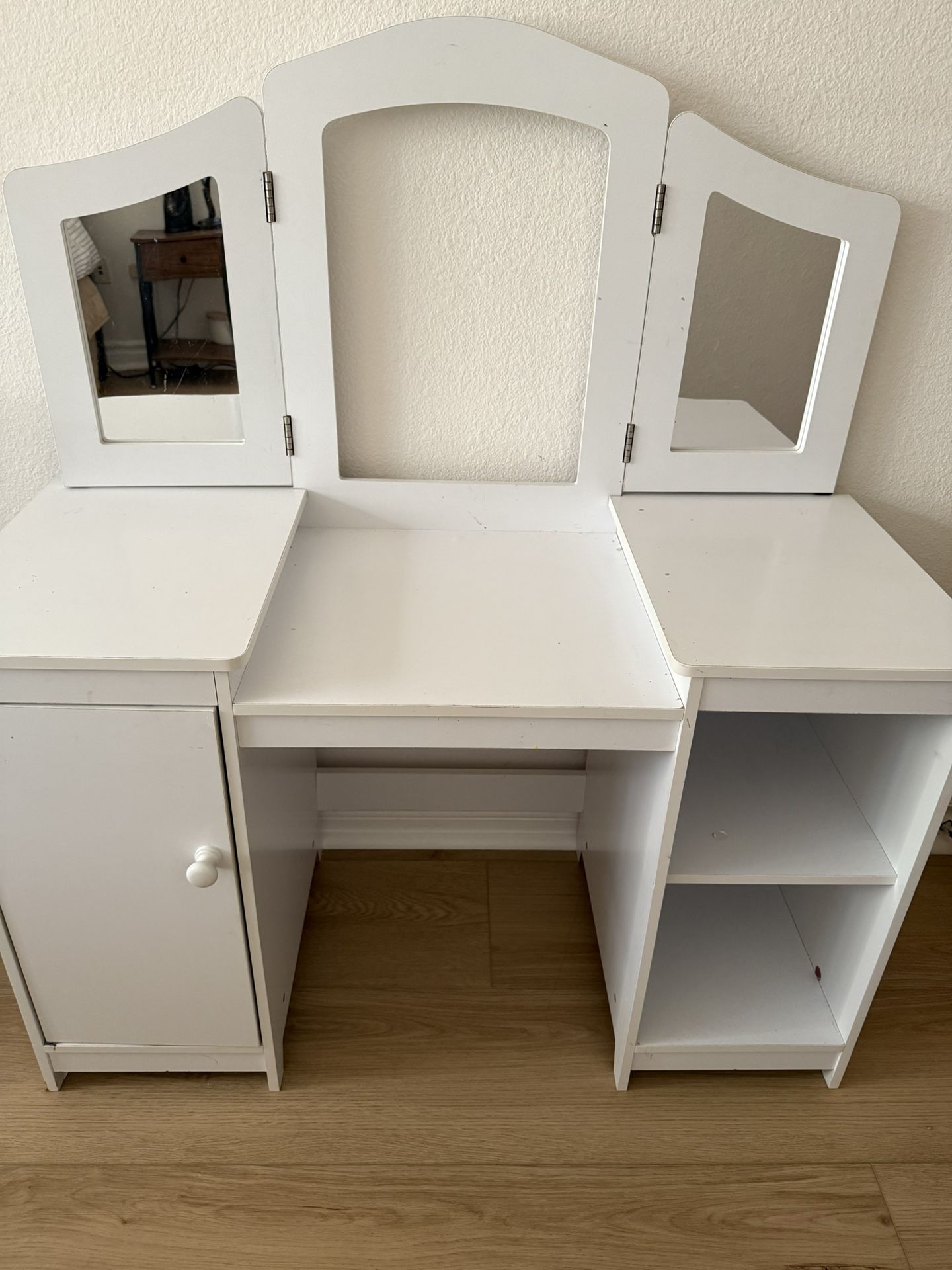 Kids desk/vanity with Chair
