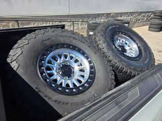 17" KMC w/ 35" Bfgoodrich KO2 tires