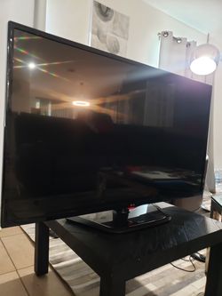 2 TVs LG 50 in and a Samsung 48 in