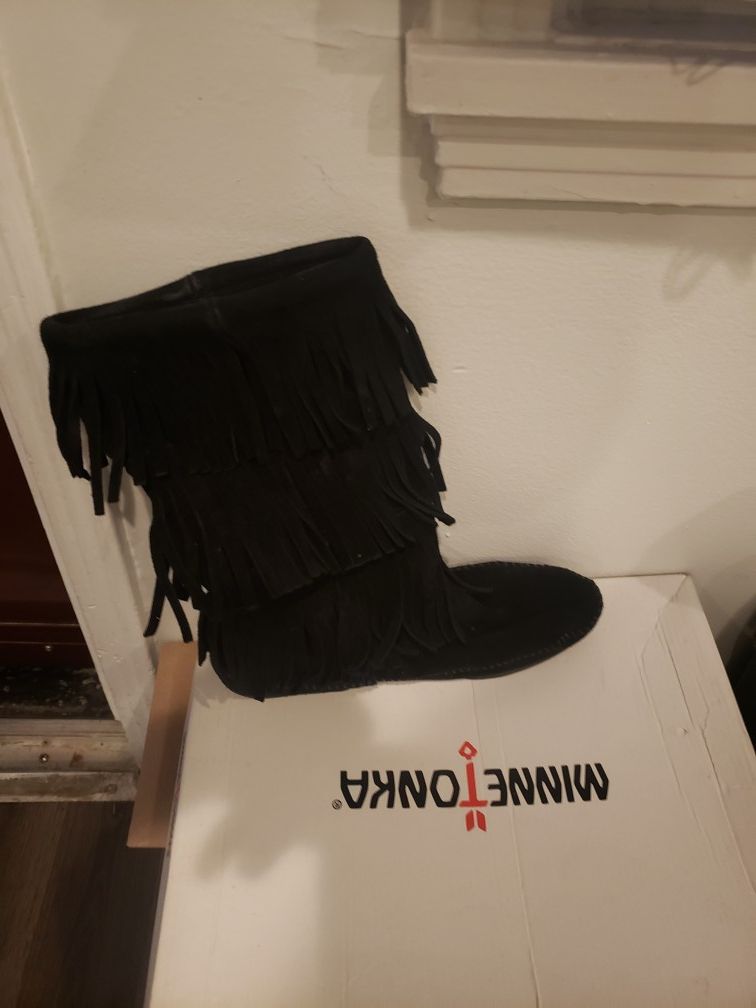 Minnetonka 3 layer fringe boot black SIZE 8