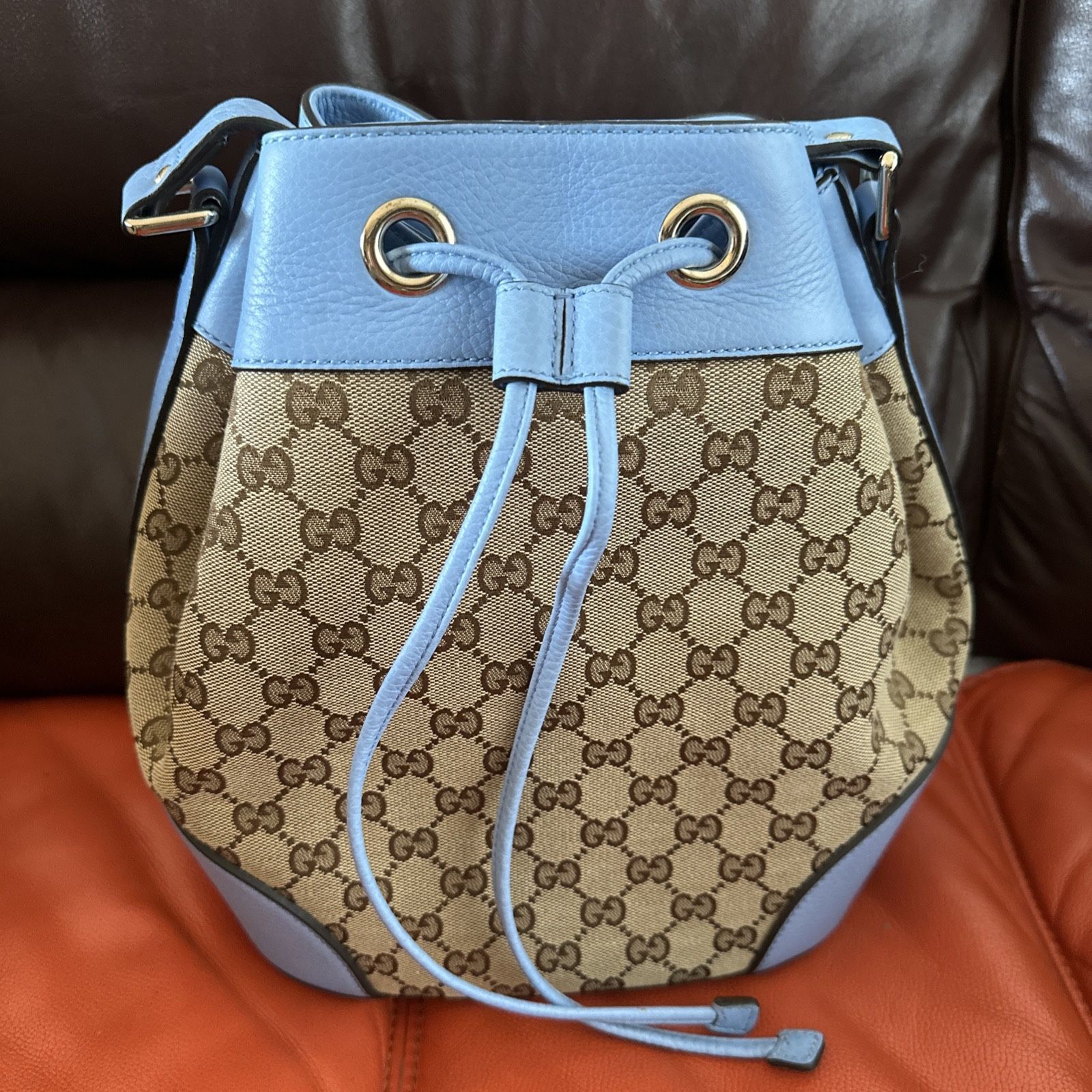 Brand new authentic Gucci classic GG Canvas Bucket Shoulder Bag