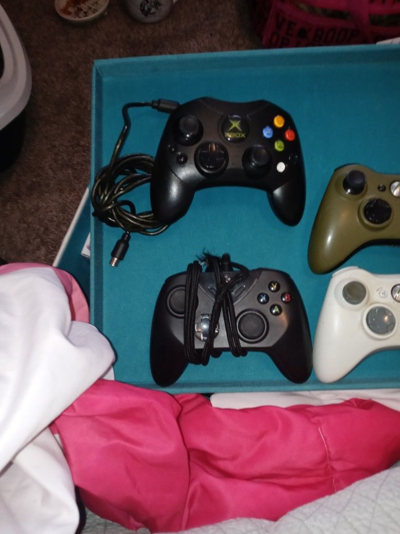 2 Wired Xbox One Controllers