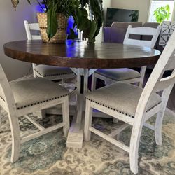 Ashley Furniture Round Table With Four Chairs. 