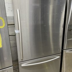 refrigerator  33 inches hisense  new bottom  freezer