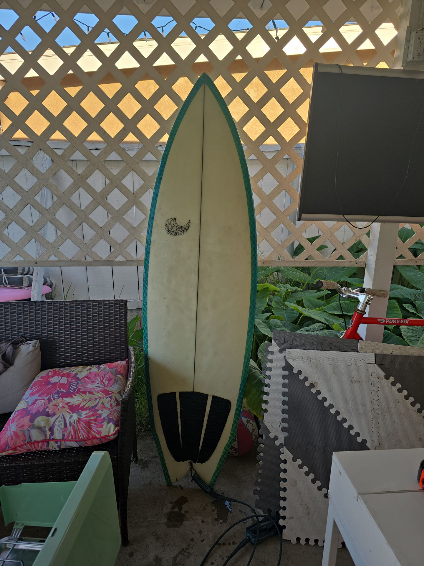5' 10" shortboard surfboard