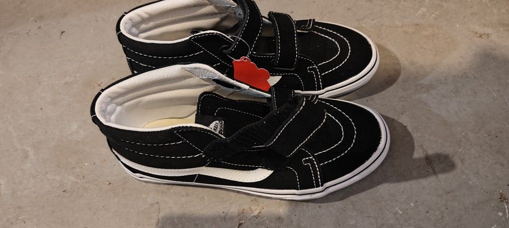 Boys Van's NEW Junior Size 5 They Go For $65 On Amazon