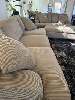 4 piece sectional couch w/ottoman and pillows
