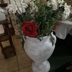 BEAUTIFUL VASE WITH BEAUTIFUL FLOWERS 