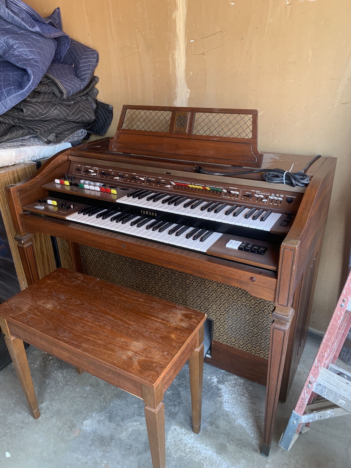 Yamaha Electric Home Organ With Bench.