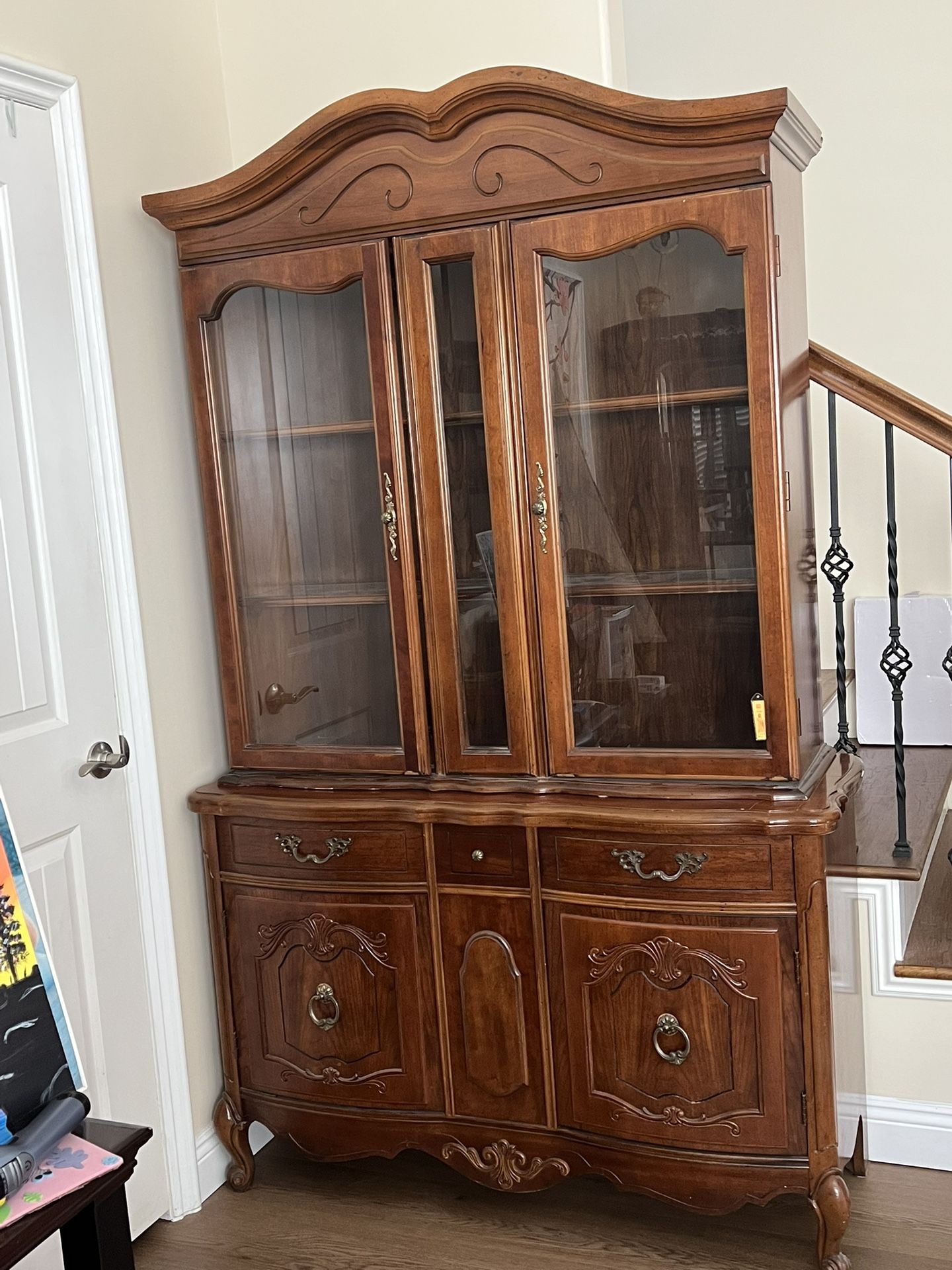China Cabinet w/light
