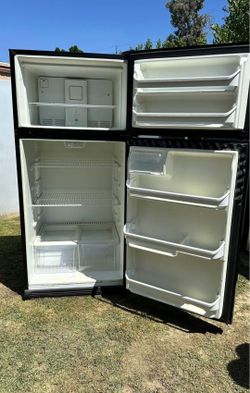 BLACK FRIGIDAIRE REFRIGERATOR