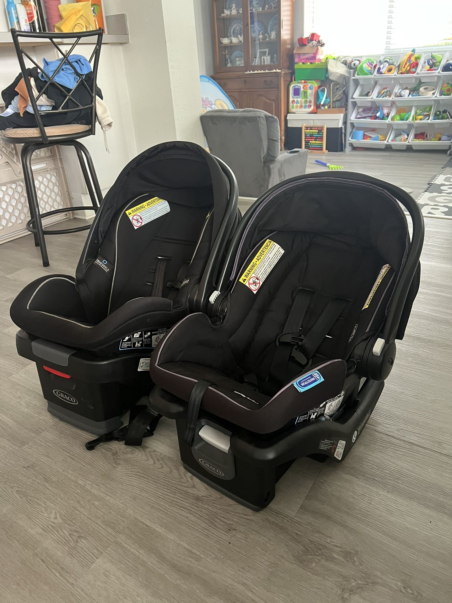 2 graco Car seats