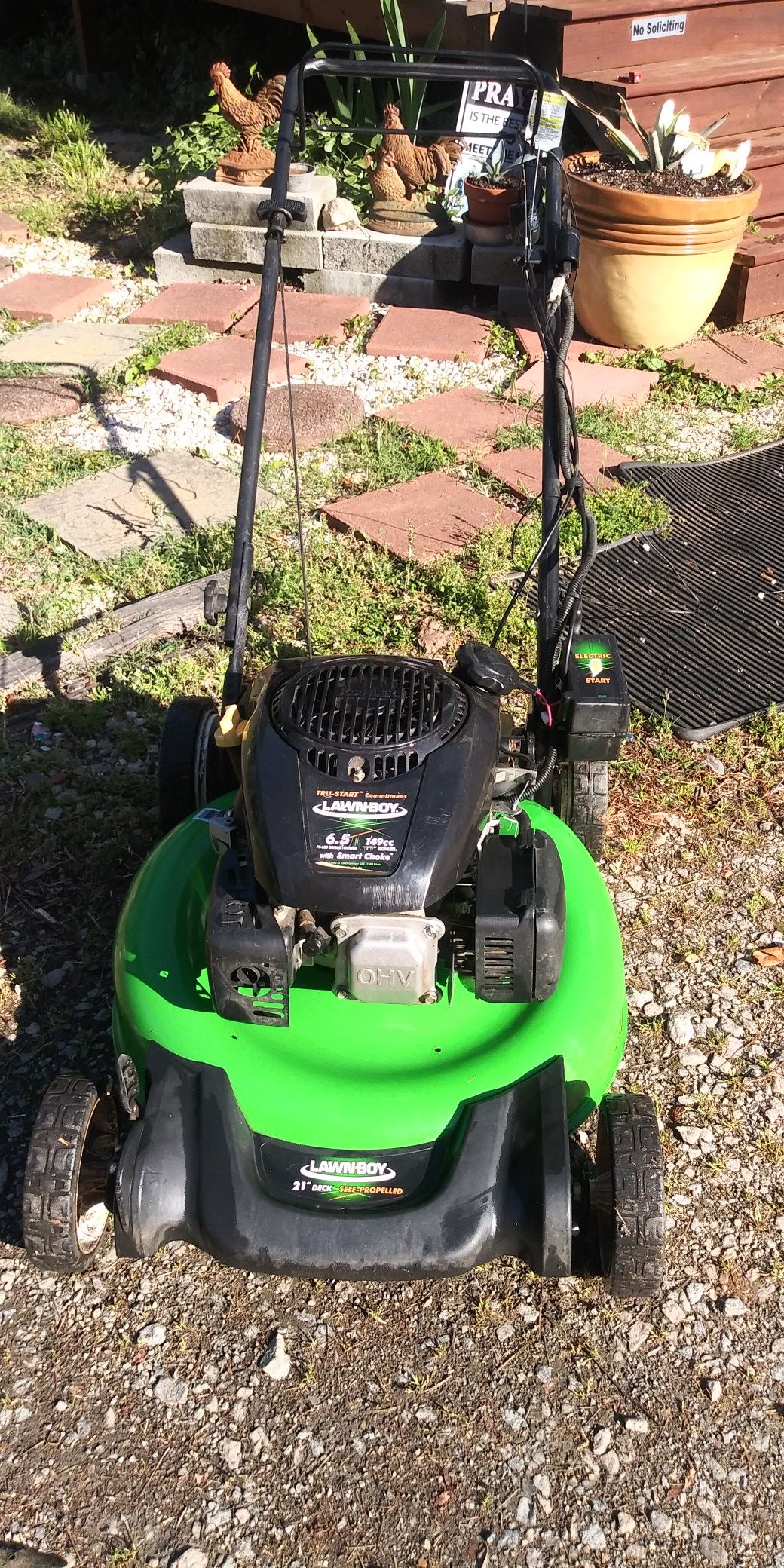 Tru start Lawn-Boy 149cc Kohler with Smart Choke 21 inch deck self-propelled it has an electric start or pull start comes with the charger