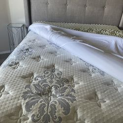 QUEEN BEDSET WITH MATTRESS AND BOX 