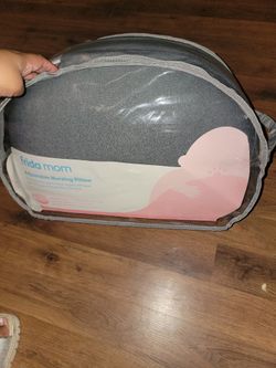 FRIDA MOM NURSING PILLOW