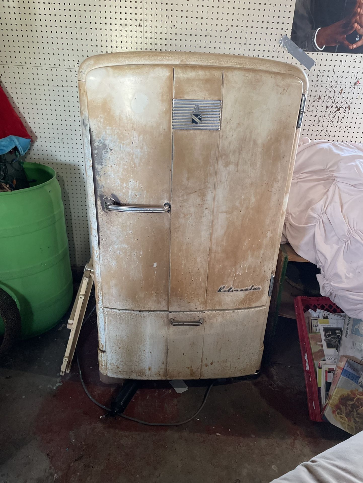 VINTAGE REFRIGERATOR (1930s?) 