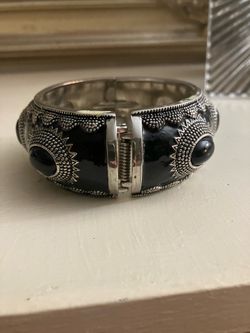VINTAGE BLACK ENAMEL SILVER DETAIL BANGLE