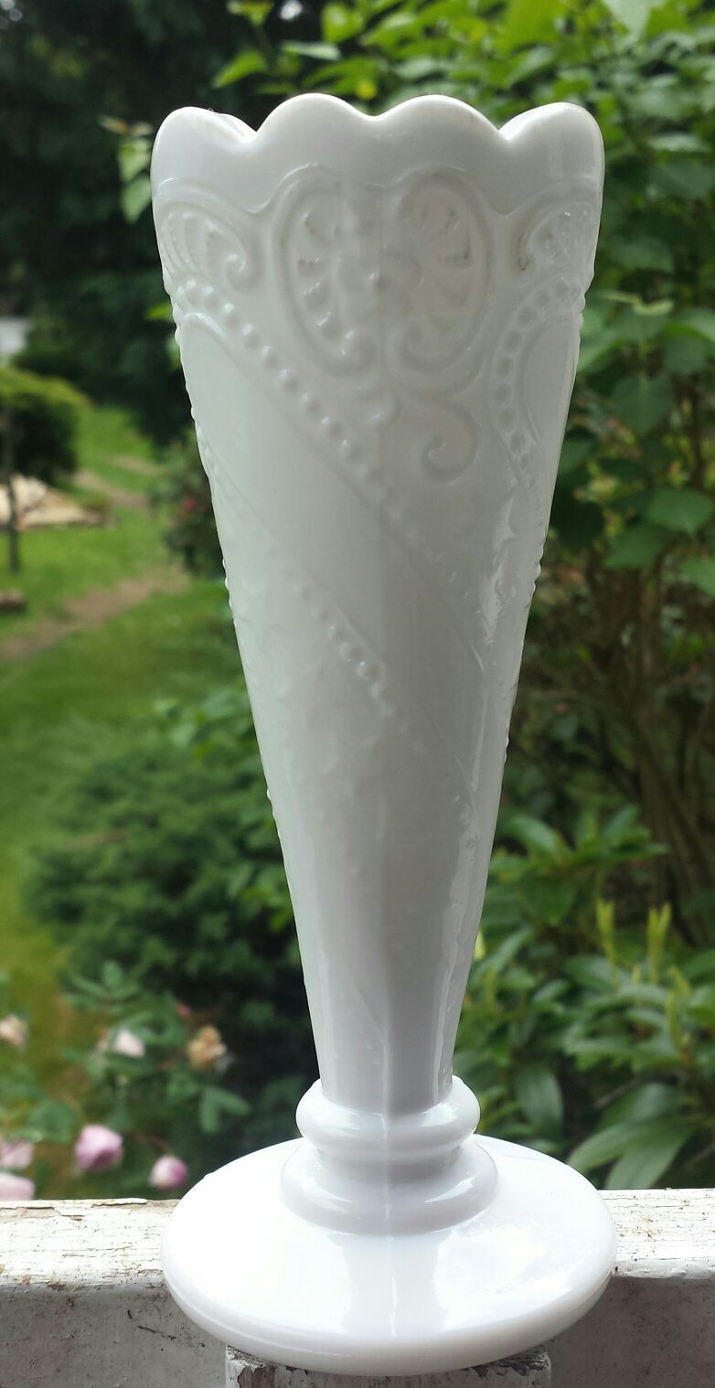 Beautiful vintage milk glass vase