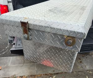 Truck tool box