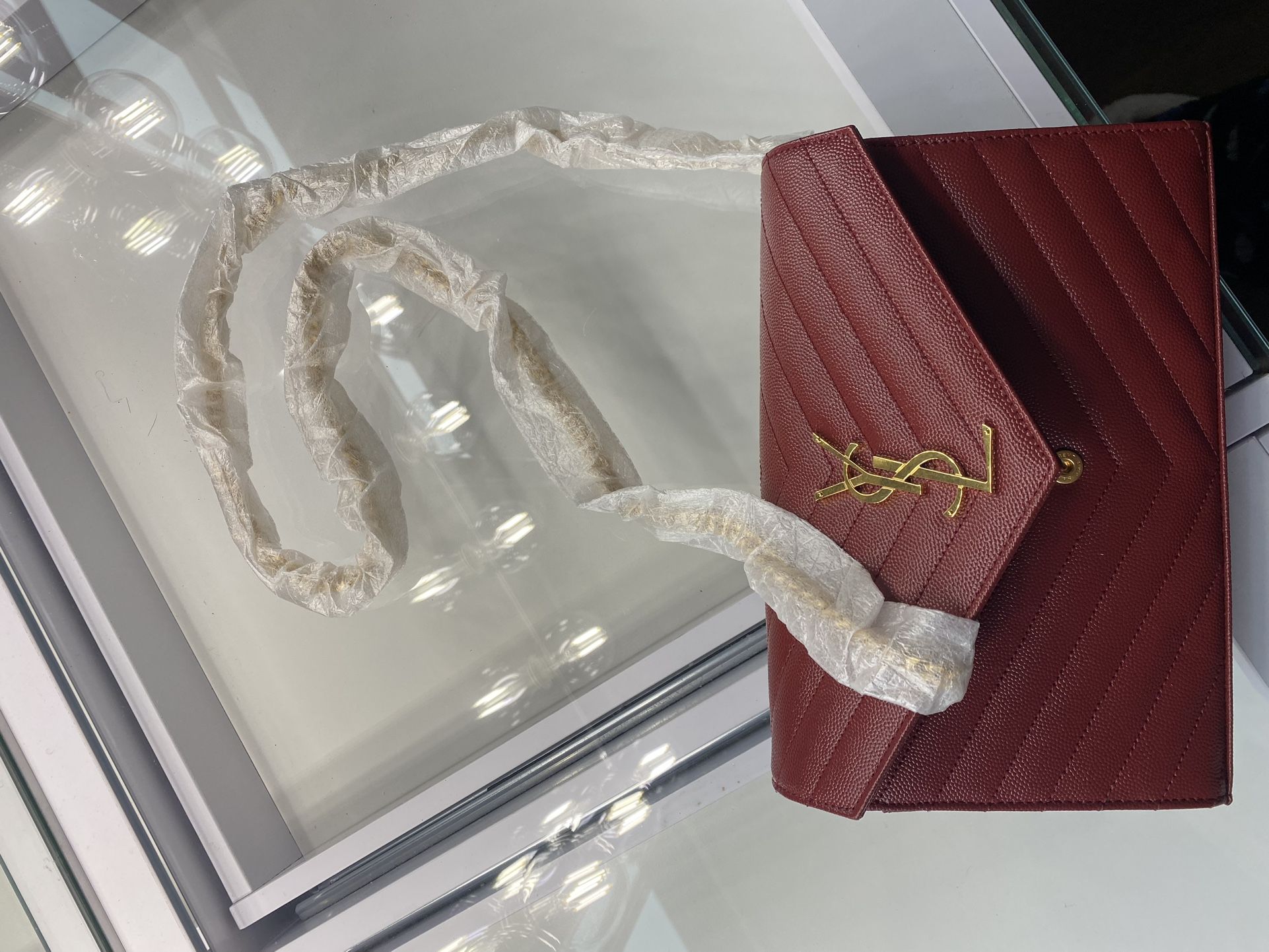 CLASSIC CASSANDRE CHAIN WALLET IN GRAIN DE POUDRE LEATHER