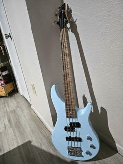 Bajo Eléctrico Con Bosnia