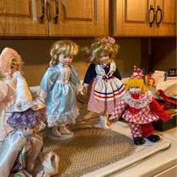 5 Dolls w/stands