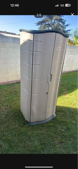 Rubbermaid outside vertical storage shed.. good condition..70”H.x28”W.20”D..$160…