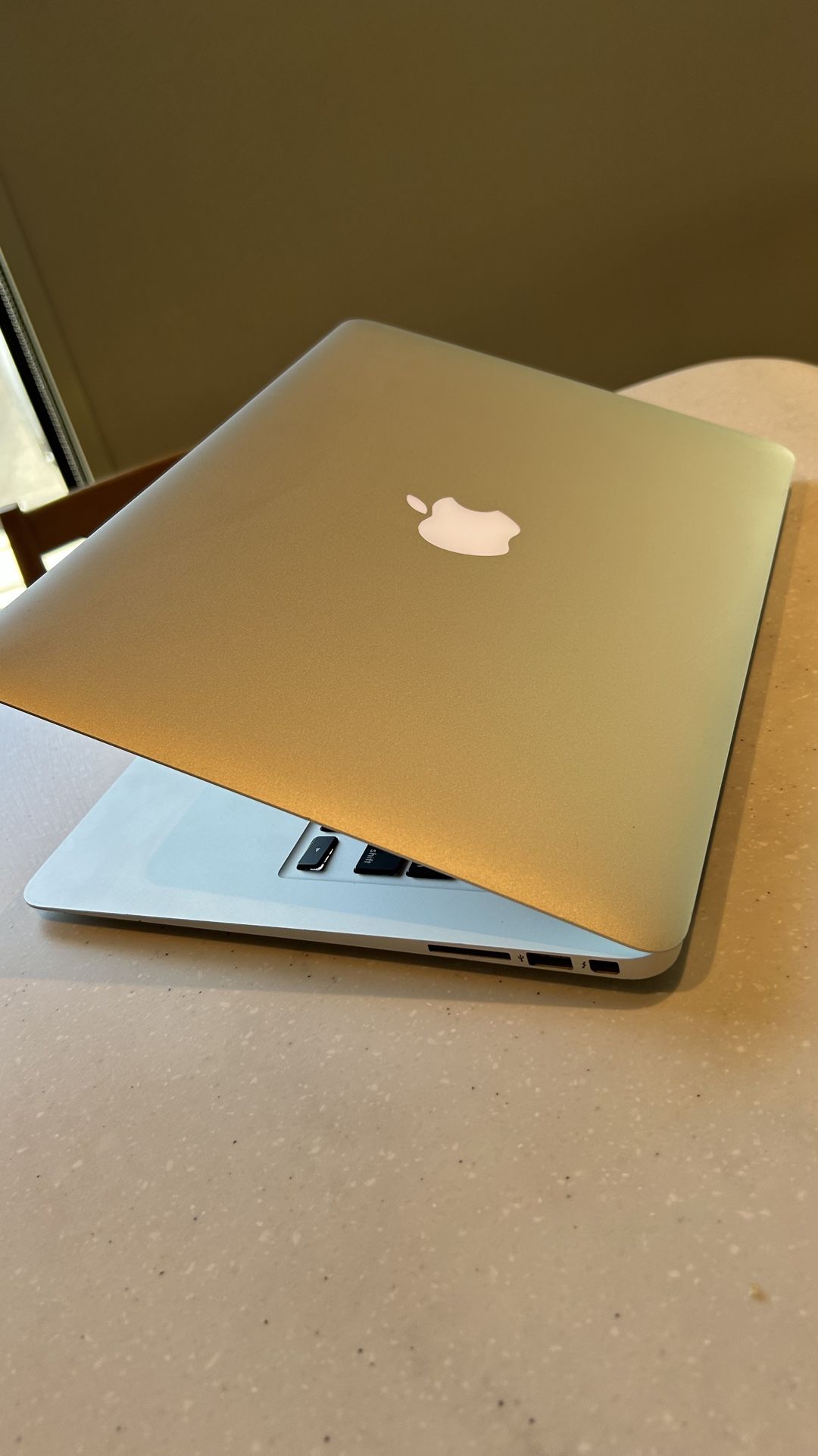 Apple MacBook Air 13” I5/8GB/256GB SSD $200