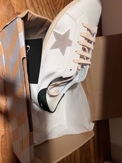 Golden goose shoe