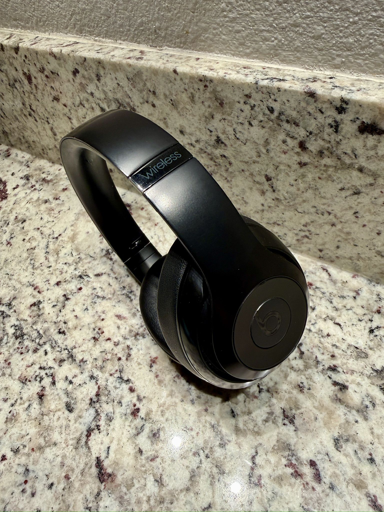 🎧 Beats Studio3 Wireless – Like New + Case & Charger Included