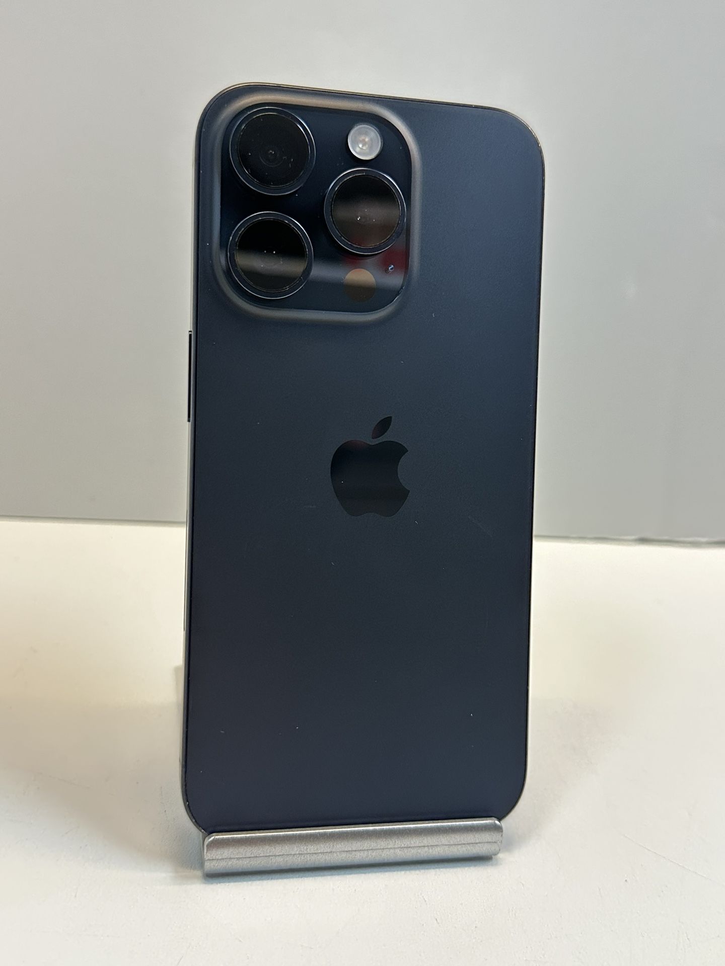 Apple iPhone 15 PRO 256gb. ( Fully Unlocked Device )