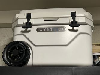 IcyBreeze Cooler with Wheels