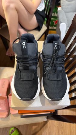 Oncloud nova size 5 sneaker