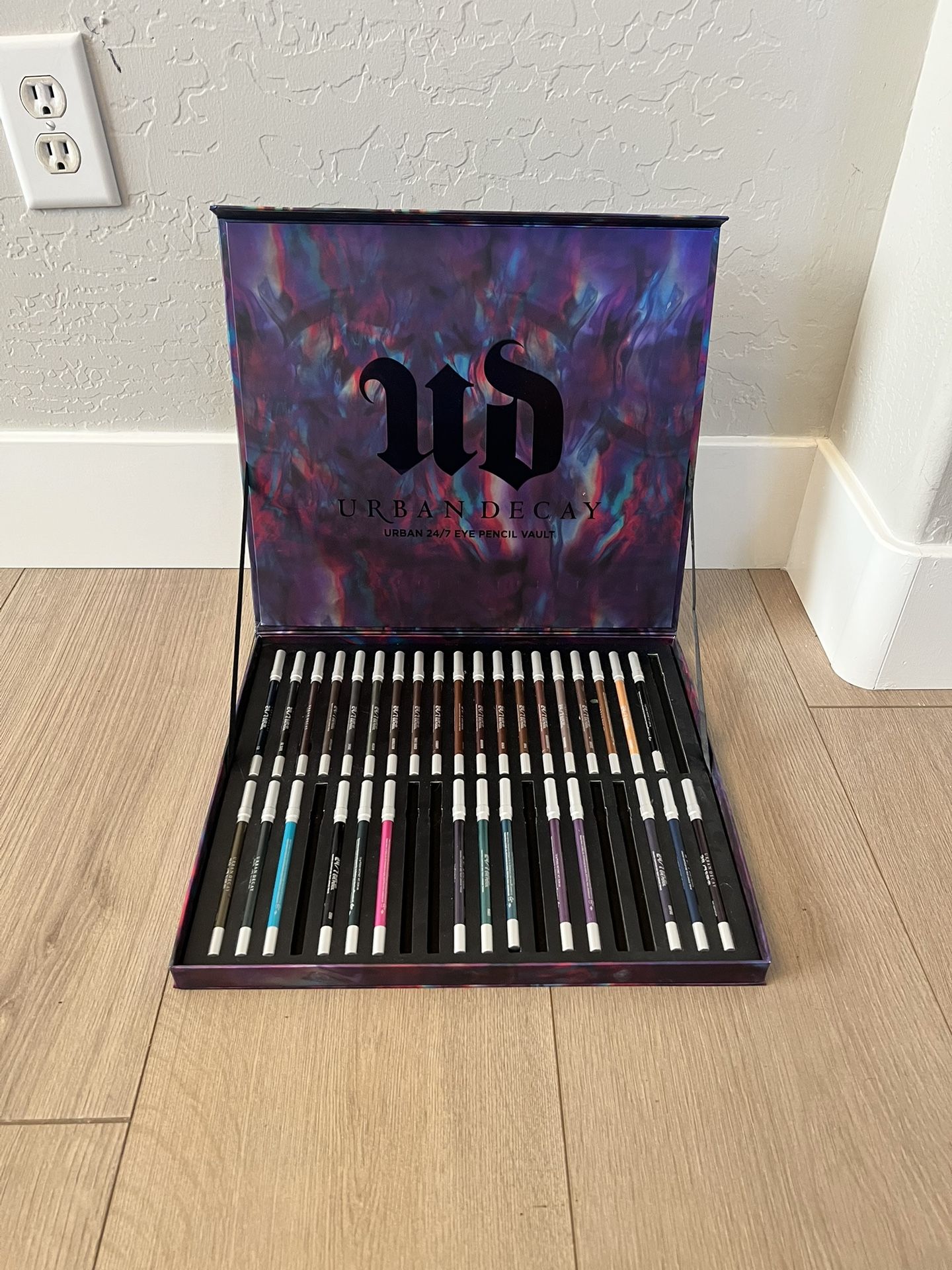 33 Piece BRAND NEW- Urban Decay 24/7 glide-on Eye Liner Pencil Vault Limited Edition